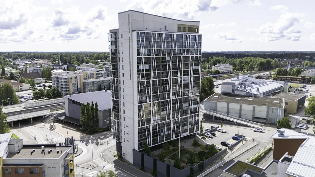 Vantaa Korso – korkea kerrostalo ja AKOwall-seinien asennus kuvattuna dronella