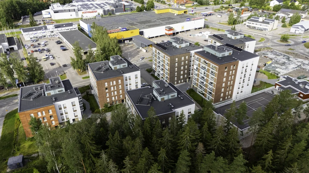 AKOwall-seiniä asennettuna kuuteen kerrostalokohteeseen Järvenpäässä kuvattuna dronella