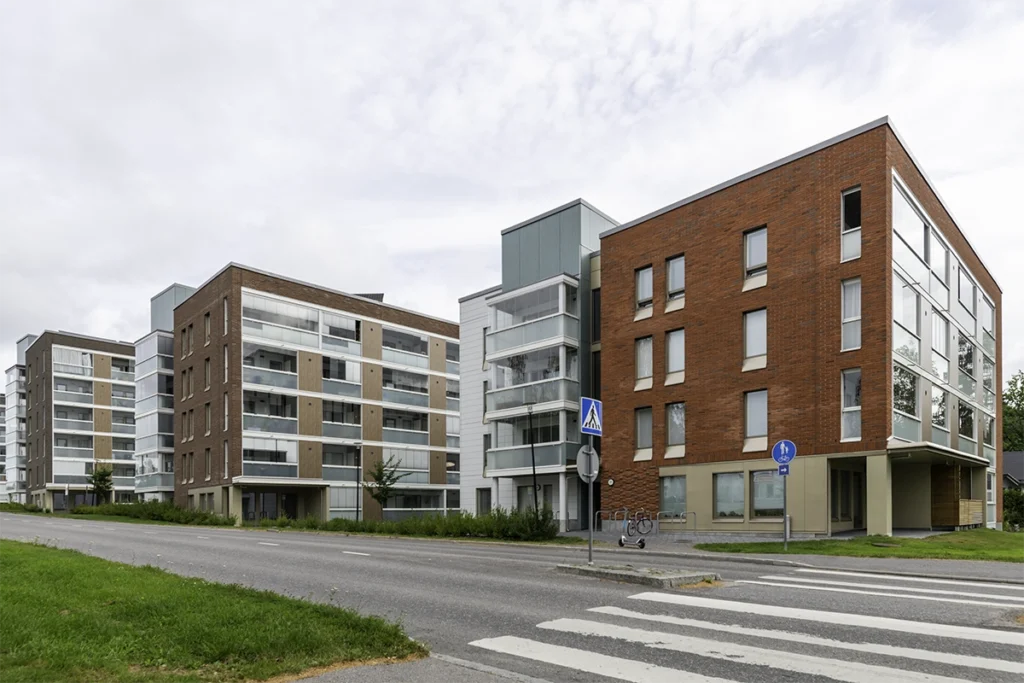 AKOwall-seiniä asennettuna kerrostalokohteeseen Järvenpäässä