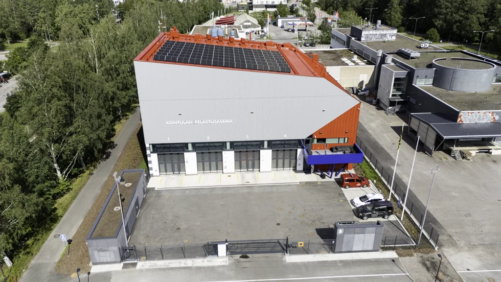 Kontulan paloasema – valmis AKOwall-asennuskohde dronella kuvattuna