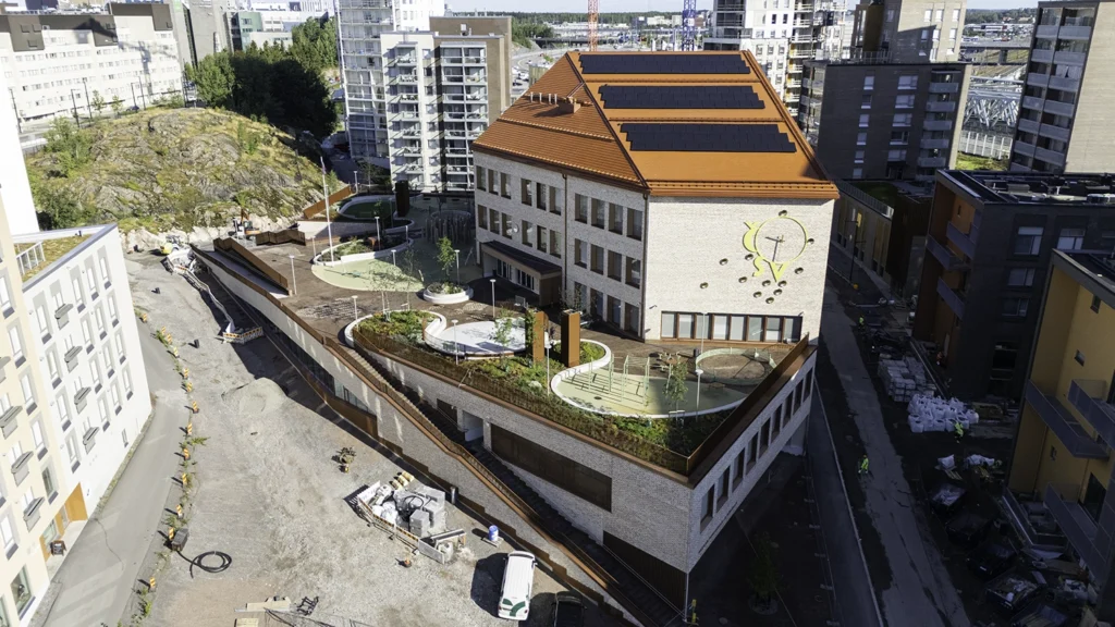 AKOwall-seinän asennuskohde Pasilan peruskoulu ja päiväkoti kuvattuna dronella