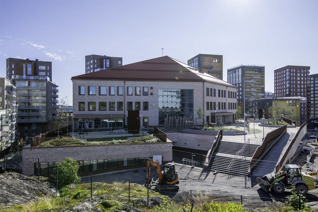 AKOwall-seinän asennuskohde Pasilan peruskoulu ja päiväkoti julkisivu