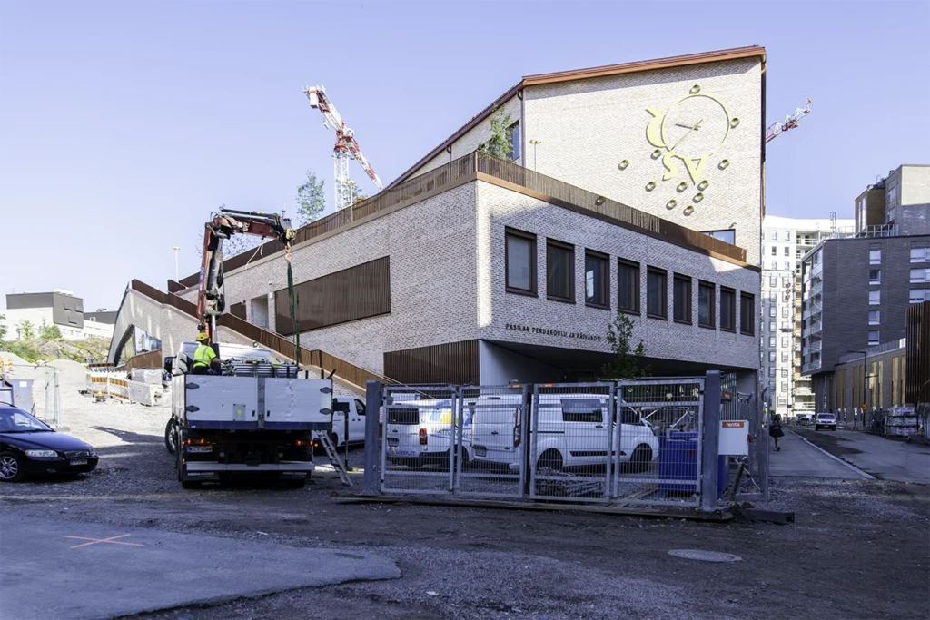 AKOwall-seinien asennuskohde Pasilan peruskoulu ja päiväkoti julkisivu